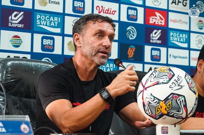 Pelatih Persija Jakarta, Thomas Doll, memberikan keterangan saat konferensi pers pertandingan lawan Persik Kediri pada pekan ke-30 Liga 1 2022/2023.