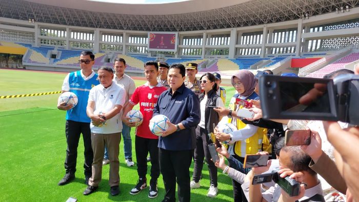 Ketua Umum PSSI, Erick Thohir, saat memberikan keterangan kepada media di Stadion Manahan, Solo, Minggu (12/3/2023).