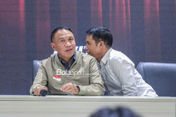 Wakil Ketua Umum PSSI 1, Zainudin Amali (kiri), sedang berkomunikasi dengan Yunus Nusi (kanan) selaku Sekretaris Jendral PSSI di GBK Arena, Senayan, Jakarta, Senin (13/3/2023).