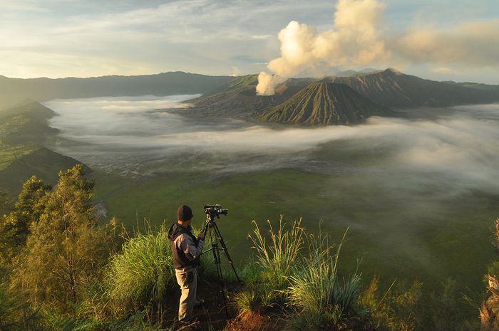Bromo-Tengger-Semeru adalah kawasan tiga serangkai Destinasi Prioritas. Ketiganya tercakup dalam taman nasional dengan flora fauna dilindungi, dan ditetapkan oleh UNESCO sebagai World Network of Biosphere Reserves. Salah satu keunikan tempat ini ialah kaldera Gunung Bromo yang berada dalam kaldera.