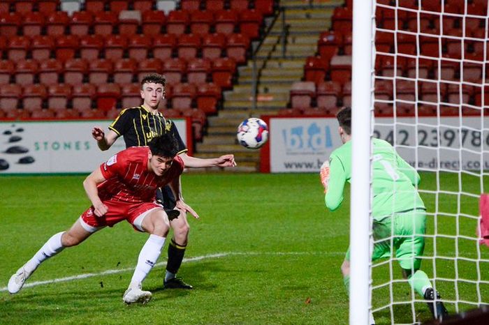 Bek timnas Indonesia, Elkan Baggott, mencetak gol untuk Cheltenham Town ke gawang Bristol Rovers Development.