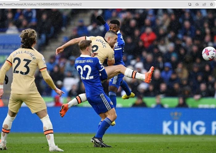 Gelandang Chelsea, Mateo Kovacic, mencetak gol ke gawang Leicester City dalam lanjutan Liga Inggris 2022-2023 di King Power Stadium, Sabtu (11/3/2023).