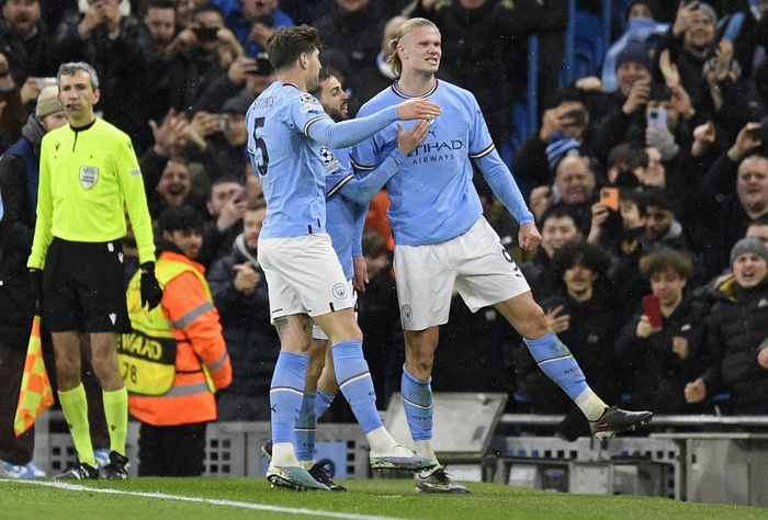 Pancagol Erling Haaland (kanan) gendong Manchester City ke perempat final Liga Champions usai kalahkan Leipzig (14/3/2023).