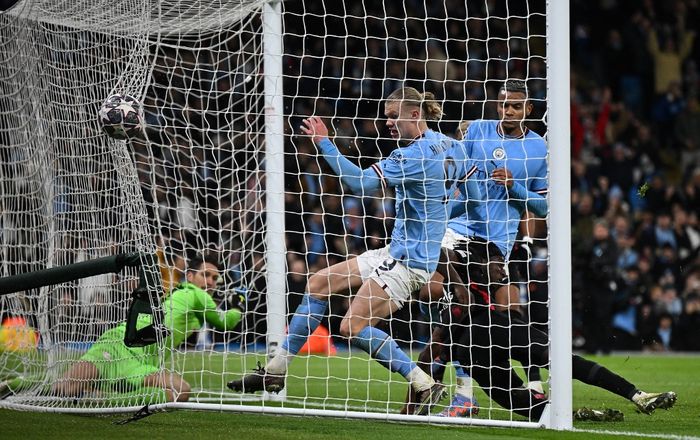 Gol Erling Haaland yang lahir dari pantulan di garis gawang dalam duel Manchester City vs RB Leipzig di babak 16 besar Liga Champions (14/3/2023).