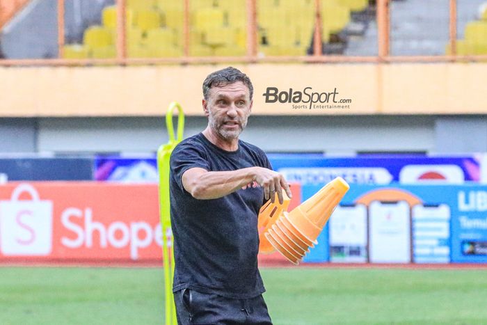 Pelatih Persija Jakarta, Thomas Doll, sedang menyiapkan latihan timnya di Stadion Wibawa Mukti, Cikarang, Jawa Barat, Rabu (15/3/2023),