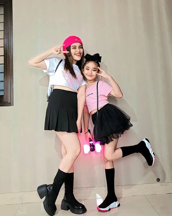 Ayu Ting Ting dan Bilqis saat nonton konser Blackpink Day 1  