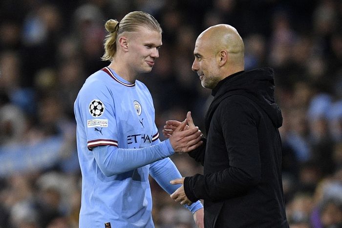 Striker Manchester City, Erling Haaland, bersalaman dengan Pep Guardiola dalam laga leg kedua babak 16 besar Liga Champions di Stadion Etihad, Selasa (14/3/2023).