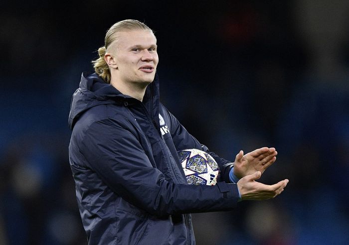 Striker Manchester City, Erling Haaland, tepuk tangan ke arah penggemar seusai laga leg kedua babak 16 besar Liga Champions kontra RB Leipzig di Stadion Etihad, Selasa (14/3/2023).