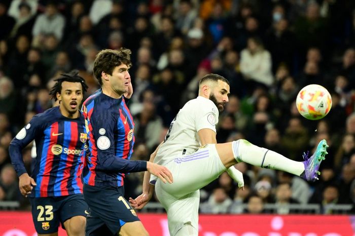 Karim Benzema (kanan) berebut bola dengan Marcos Alonso dalam duel El Clasico.  David Villa menilai hasil laga Barcelona vs Real Madrid (19/3/2023) bukan penentu gelar Liga Spanyol.