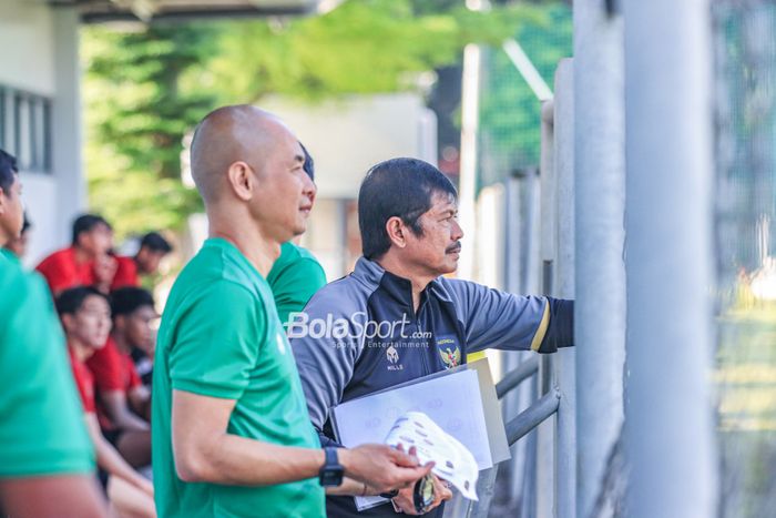 Pelatih timnas U-22 Indonesia, Indra Sjafri (kanan) dan asistennya bernama Kurniawan Dwi Yulianto (kiri) sedang memantau para pemainnya berlatih di Lapangan B, Senayan, Jakarta, Kamis (16/3/2023).