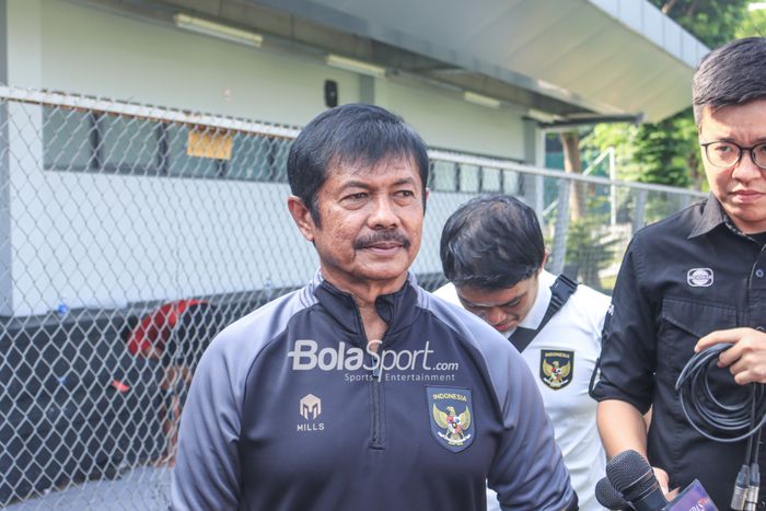 Pelatih timnas U-22 Indonesia, Indra Sjafri, sedang memberikan keterangan kepada awak media di Lapangan B, Senayan, Jakarta, Kamis (16/3/2023).