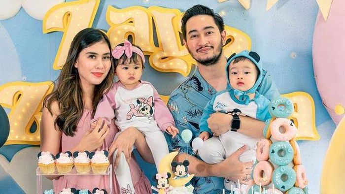 Potret keluarga kecil Syahnaz Sadiqah dan Ritchie Ismail.