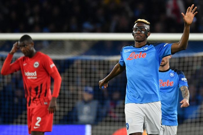 Striker Napoli, Victor Osimhen, merayakan gol ke gawang Eintracht Frankfurt dalam laga leg kedua babak 16 besar Liga Champions di Stadion Diego Armando Maradona, Rabu (15/3/2023).