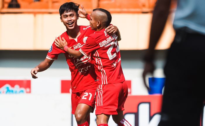 Pemain Persija Jakarta, Riko Simanjuntak, bersama Alfriyanto Nico merayakan gol yang dicetaknya ke gawang PSIS Semarang pada pekan ke-31 Liga 1 2022/2023. 