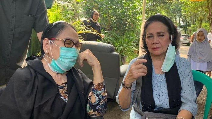 Connie Sutedja (kiri) dan Rina Hasyim (kanan) saat melayat ke rumah duka Nani Wijaya di Sentul City Kabupaten Bogor, Kamis (16/3/2023). 