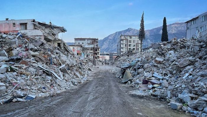 Kota-kota di Turki memiliki sejarah panjang dari era Bizantium hingga Kekaisaran Ottoman. Pada tanggal 6 Februari 2023, wilayah selatan Turki dilanda gempa dengan kekuatan M 7,8 .
