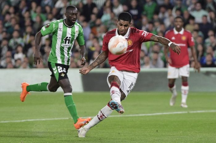 Striker Manchester United, Marcus Rashford, melepaskan tendangan dalam laga leg kedua babak 16 besar Liga Europa kontra Real Betis di Stadion Benito Villamarin, Kamis (16/3/2023).