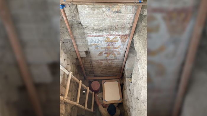 Kedua pria bermuka dua itu berada di atas pilar di sebuah aula di Pa&ntilde;amarca di Peru.