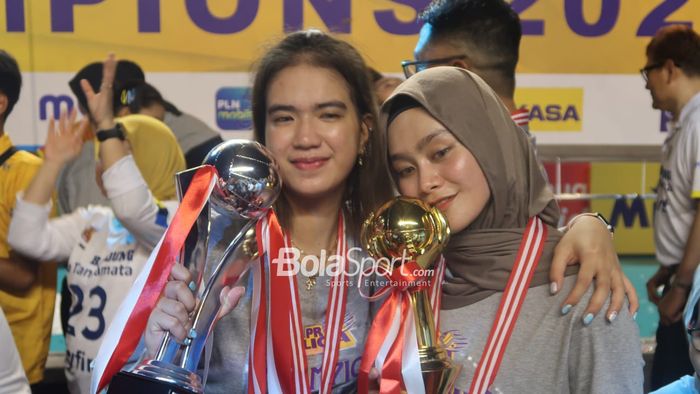 Pemain andalan Bandung BJB Tandamata, Shella Bernadetha dan Wilda Siti Nurfadhilah, berpose dengan trofi yang diraih setelah memenangi grand final Proliga 2023 di GOR Among Rogo, Yogyakarta, 18 Maret 2023.