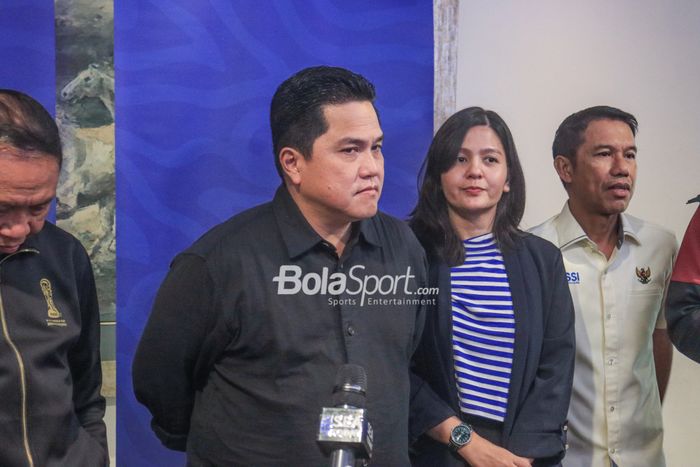 (Dari kiri ke kanan) jajaran petinggi PSSI diantaranya Erick Thohir, Ratu Tisha, dan Yunus Nusi sedang memberikan keterangan kepada awak media di Hotel Le Meridien, Senayan, Jakarta, Minggu (19/3/2023).