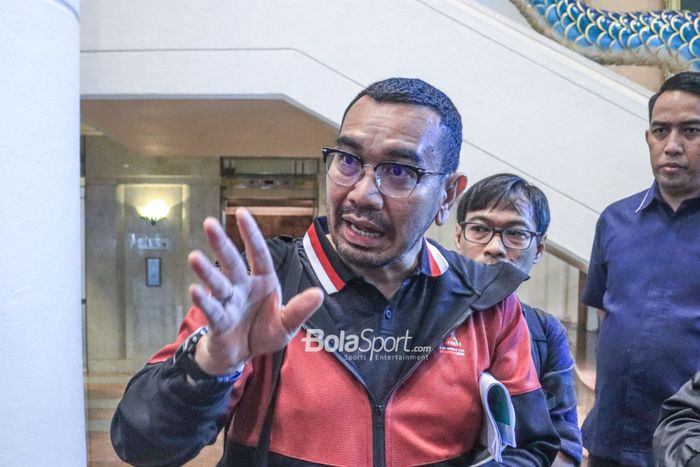 Anggota Komite Eksekutif PSSI, Arya Mahendra Sinulingga, (kiri) sedang memberikan keterangan kepada awak media di Hotel Le Meridien, Senayan, Jakarta, Minggu (19/3/2023).