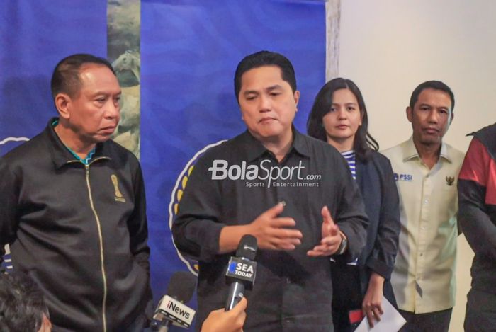 (Dari kiri ke kanan) jajaran petinggi PSSI diantaranya Zainudin Amali, Erick Thohir, Ratu Tisha, dan Yunus Nusi sedang memberikan keterangan kepada awak media di Hotel Le Meridien, Senayan, Jakarta, Minggu (19/3/2023).