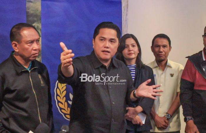 (Dari kiri ke kanan) jajaran petinggi PSSI diantaranya Zainudin Amali, Erick Thohir, Ratu Tisha, dan Yunus Nusi sedang memberikan keterangan kepada awak media di Hotel Le Meridien, Senayan, Jakarta, Minggu (19/3/2023).