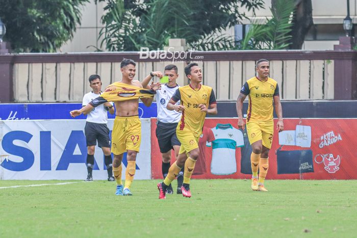 Striker Persikabo 1973, Dimas Drajad (kiri), melakukan selebrasi buka baju dan diganjar kartu kuning oleh wasit dalam laga pekan ke-31 Liga 1 2022 di Stadion PTIK, Blok M, Jakarta, Minggu (19/3/2023).