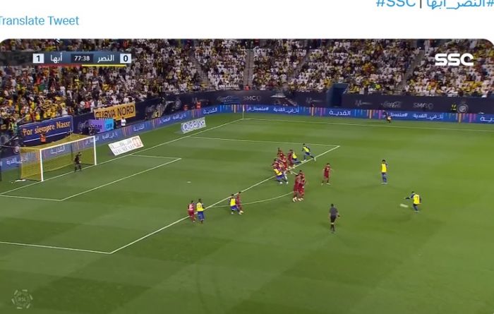 GOl tendangan bebas Cristiano Ronaldo ke gawang Abha dari jarak jauh.