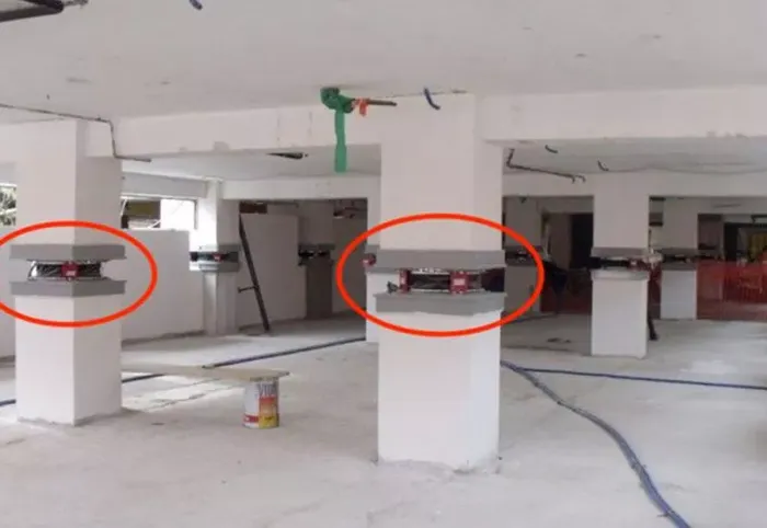Contoh isolator seismik pada bangunan.