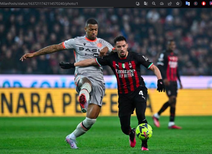 Ismael Bennacer (kanan) berduel dengan Wallace (kiri) dalam laga Udinese vs AC Milan yang berlangsung di Dacia Arena, Sabtu (18/3/2023).