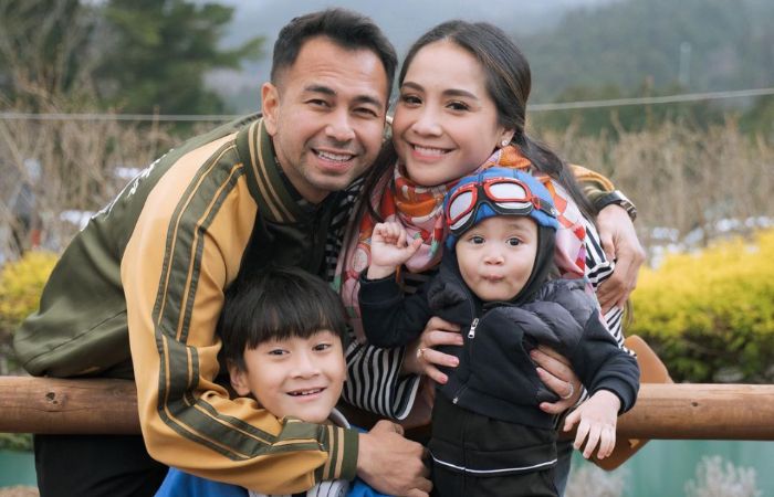 Raffi Ahmad bersama Nagita Slavina dan anak-anaknya di Jepang
