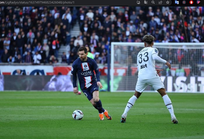 Aksi megabintang Paris Saint-Germain, Lionel Messi, dalam laga melawan Rennes di Stadion Parc des Princes, Minggu (19/3/2023).