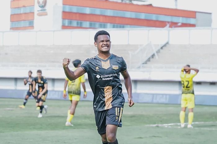 Pemain Dewa United, Ramai Rumakiek. merayakan gol timnya ke gawang Barito Putera pada pekan ke-30 Liga 1 2022/2023.