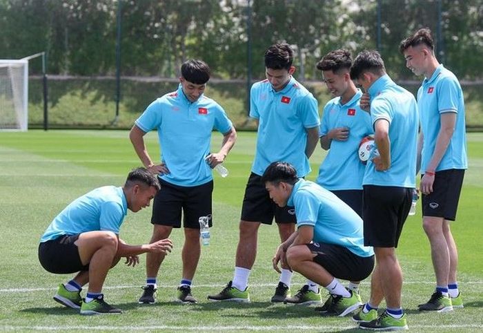 Para pemain Timnas U-23 Vietnam bermain lempat botol di lapangan Universitas Qatar.