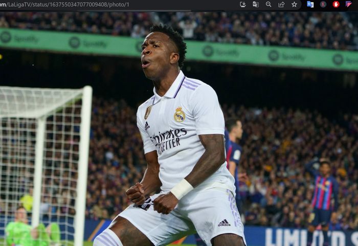 Winger Real Madrid, Vinicius Junior, merayakan gol ke gawang Barcelona pada jornada 26 Liga Spanyol 2022-2023 di Stadion Spotify Camp Nou, Minggu (19/3/2023).