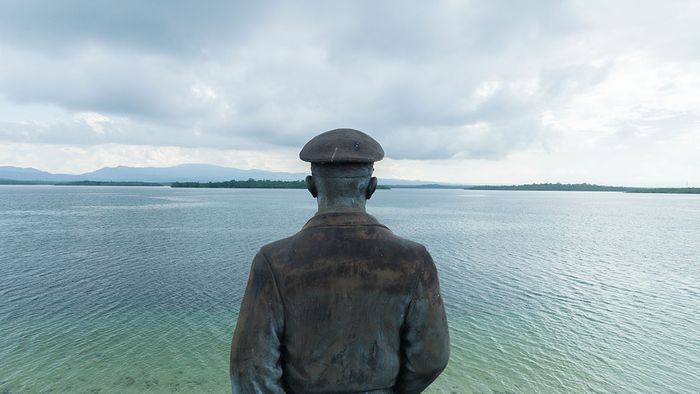 Patung Jenderal Douglas MacArthur berdiri dengan gagahnya di Pulau Zum Zum, yang dapat dicapai menggunakan kapal cepat selama kurang lebih 15 menit dari pelabuhan di Daruba. Kabarnya, sang jenderal kerap menyambangi pulau ini pada masa Perang Dunia II.