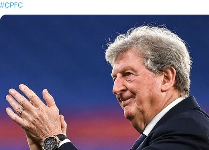 Pelatih Crystal Palace, Roy Hodgson, sedang tepuk tangan.