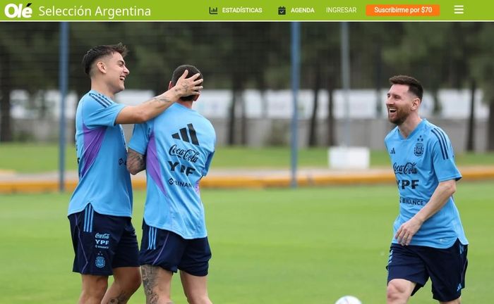 Lionel Messi (kanan) menjalani sesi latihan timnas Argentina (20/3/2023) dengan ceria setelah sederet kejadian buruk di PSG.