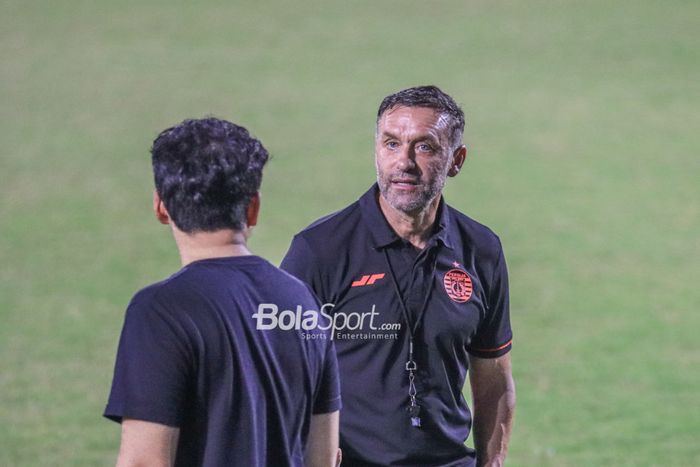 Pelatih Persija Jakarta, Thomas Doll, saat hadir dalam sesi latihan di Lapangan Latih JIS (Jakarta International Stadium), Jakarta  Utara, Kamis (23/3/2023).