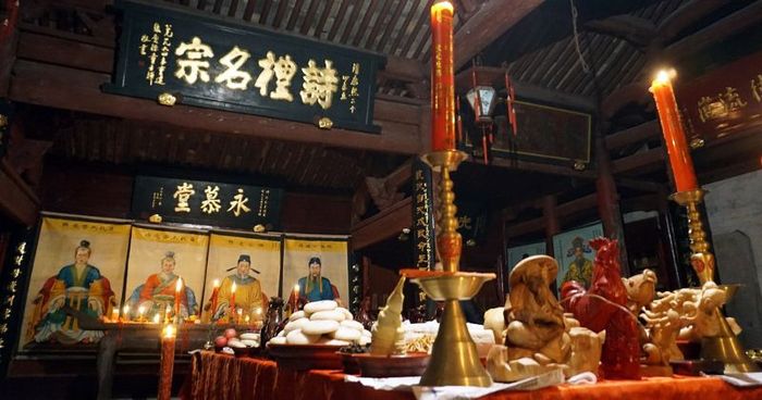 Lamanya masa berkabung, makanan, perilaku yang pantas, kondisi hidup, dan pakaian adalah aspek penting dari ritual berkabung.
