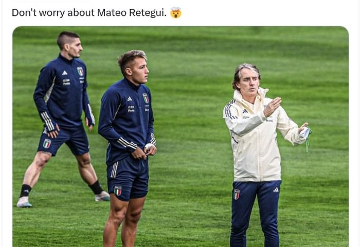 Mateo Retegui (kiri) bersama pelatih timnas Italia, Roberto Mancini, dalam sesi latihan jelang duel Kualifikasi Euro 2024 melawan timnas Inggris.