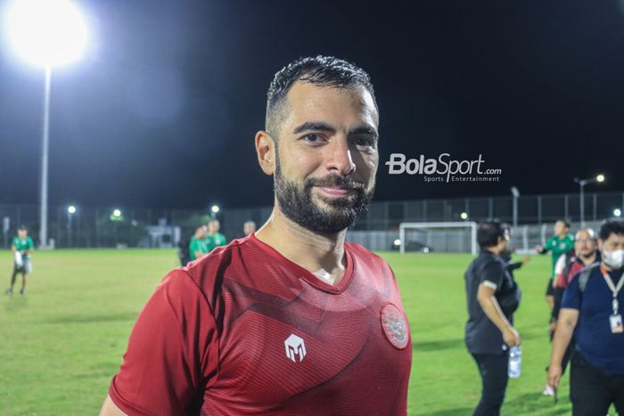 Bek naturalisasi timnas Indonesia, Jordi Amat, saat ditemui di Lapangan Latih JIS (Jakarta International Stadium), Jakarta Utara, Kamis (23/3/2023).