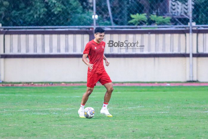 Striker timnas Indonesia, Dendy Sulistyawan, sedang menguasai bola saat berlatih di Stadion PTIK, Blok M, Jakarta, 20 Maret 2023.