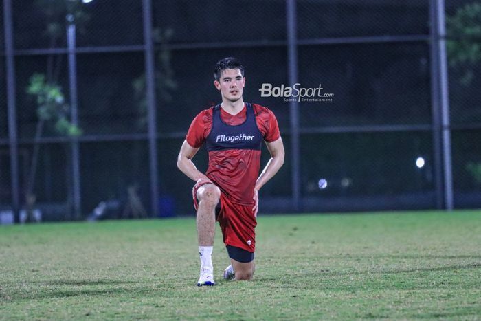 Bek naturalisasi timnas Indonesia, Elkan Baggott, sedang melakuakan pemanasan di Lapangan Latih JIS (Jakarta International Stadium), Jakarta  Utara, Kamis (23/3/2023).