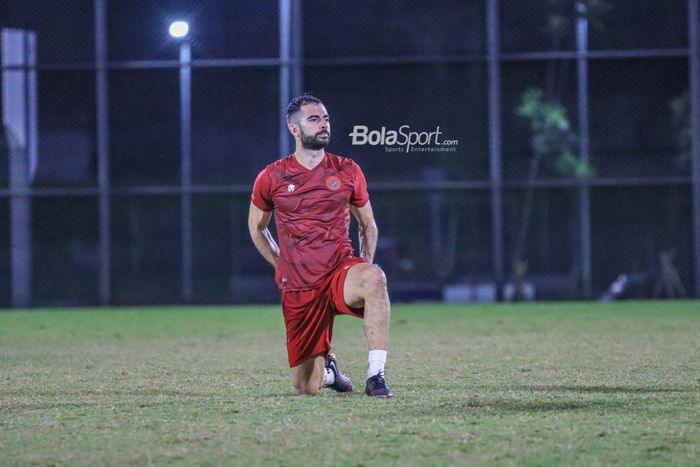 Bek naturalisasi timnas Indonesia, Jordi Amat, sedang melakuakan pemanasan di Lapangan Latih JIS (Jakarta International Stadium), Jakarta  Utara, Kamis (23/3/2023).