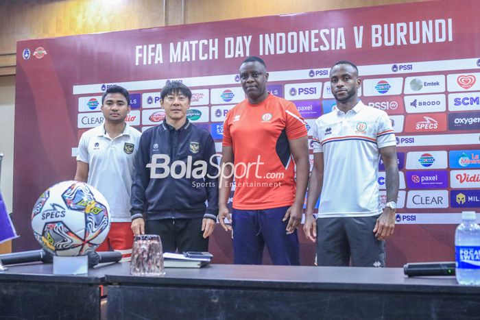 (Dari kiri ke kanan) Asnawi Mangkualam Bahar, Shin Tae-yong, Etienne Ndayiragije, danSaido Berahino sedang berfoto bersama jelang laga FIFA Matchday timnas Indonesia versus timnas Burundi.