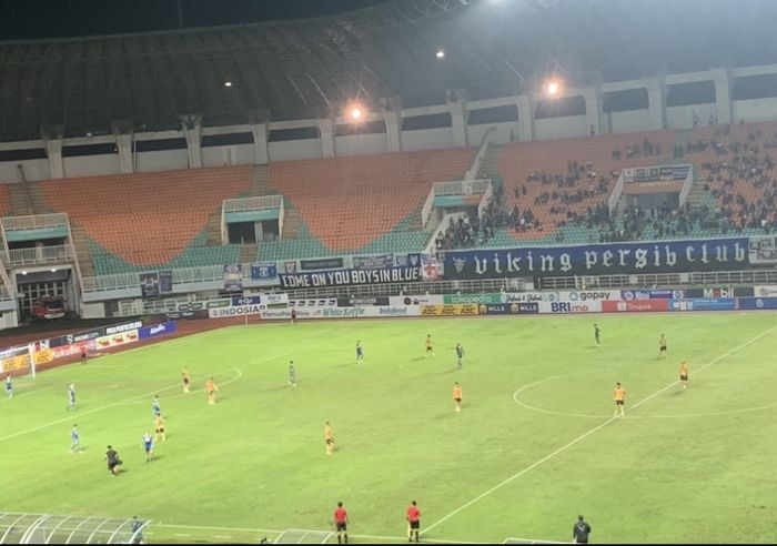 Persib Bandung vs Bhayangkara FC dalam laga tunda pekan ke-18 Liga 1 di Stadion Pakansari,  Cibinong, Kabupaten Bogor, Jawa Barat, Jumat (24/3/2023). 