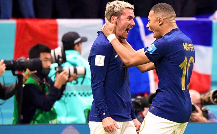 Dua penyerang timnas Prancis, Antoine Griezmann dan Kylian Mbappe, melakukan selebrasi bersama.