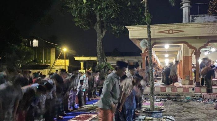 Sebagian jemaah mengikuti salat tarawih di halaman Masjid Ponpes Mamba'ul Hikam, Desa Mantenan, Kecamatan Udanawu, Kabupaten Blitar, Rabu (22/3/2023) malam.  